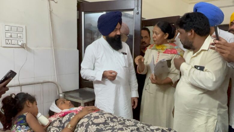 ਪੰਜਾਬ ਰਾਜ ਅਨੁਸੂਚਿਤ ਜਾਤੀਆਂ ਕਮਿਸ਼ਨ ਦੇ ਚੇਅਰਮੈਨ ਜਸਵੀਰ ਸਿੰਘ ਗੜ੍ਹੀ ਨੇ ਜ਼ਖ਼ਮੀ ਸਫ਼ਾਈ ਸੇਵਕਾਂ ਨਾਲ ਕੀਤੀ ਮੁਲਾਕਾਤ