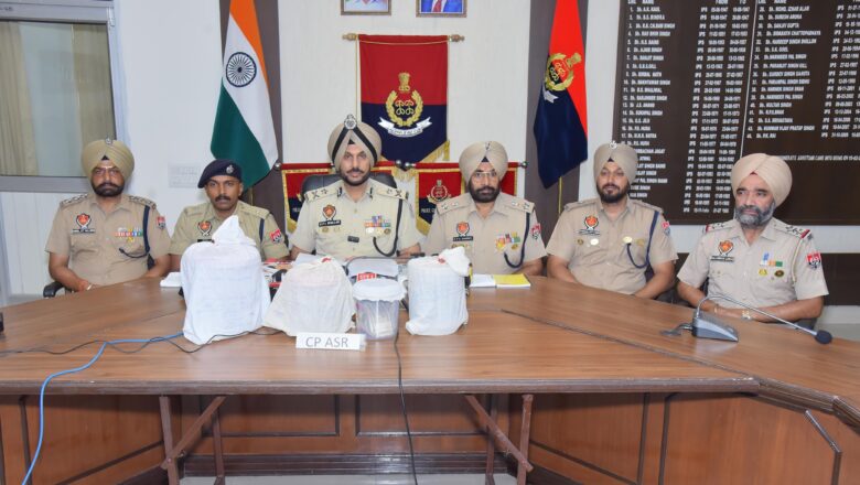 ਅੰਮ੍ਰਿਤਸਰ ਵਿੱਚ 8.3 ਕਿਲੋਗ੍ਰਾਮ ਹੈਰੋਇਨ ਅਤੇ 2 ਲੱਖ ਰੁਪਏ ਦੀ ਡਰੱਗ ਮਨੀ ਸਣੇ ਇੱਕ ਨਾਬਾਲਗ ਸਮੇਤ ਦੋ ਕਾਬੂ