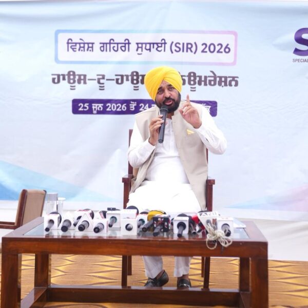 ਮੁੱਖ ਮੰਤਰੀ ਭਗਵੰਤ ਸਿੰਘ ਮਾਨ ਨੇ ‘ਐਸ.ਆਈ.ਆਰ.-2026’ ਤਹਿਤ ਗਣਨਾ ਫਾਰਮ ਭਰਿਆ, ਲੋਕਾਂ ਨੂੰ ਵੋਟ ਸੁਧਾਈ ਬਾਰੇ ਪ੍ਰਕਿਰਿਆ ਮੁਕੰਮਲ ਕਰਨ ਦੀ ਅਪੀਲ