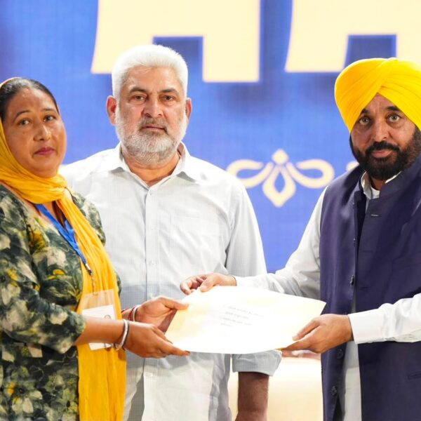ਮੁੱਖ ਮੰਤਰੀ ਭਗਵੰਤ ਸਿੰਘ ਮਾਨ ਨੇ ਵਣ ਵਿਭਾਗ ਦੇ 516 ਦਿਹਾੜੀਦਾਰ ਕਾਮਿਆਂ ਦੀਆਂ ਸੇਵਾਵਾਂ ਰੈਗੂਲਰ ਕੀਤੀਆਂ, ਰੈਗੂਲਰ ਹੋਏ ਕਰਮਚਾਰੀਆਂ ਨੂੰ ਸੌਂਪੇ ਨਿਯੁਕਤੀ ਪੱਤਰ