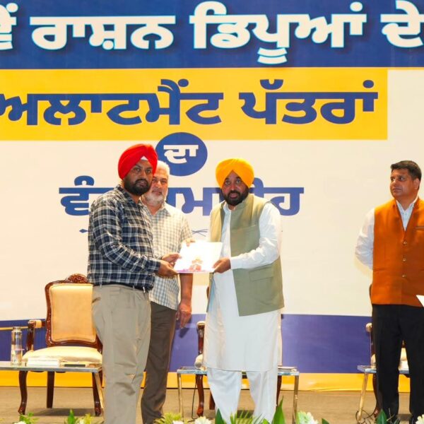 ਮੁੱਖ ਮੰਤਰੀ ਭਗਵੰਤ ਸਿੰਘ ਮਾਨ ਵੱਲੋਂ 2,800 ਨਵੇਂ ਰਾਸ਼ਨ ਡਿਪੂ ਹੋਲਡਰਾਂ ਨੂੰ ਲਾਇਸੈਂਸ ਸੌਂਪਣ ਨਾਲ ਹੁਣ ਪੂਰੇ ਪੰਜਾਬ ਵਿੱਚ ਘਰਾਂ ਦੇ ਨੇੜੇ ਮਿਲੇਗਾ ਰਾਸ਼ਨ