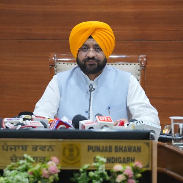 ਭਗਵੰਤ ਮਾਨ ਸਰਕਾਰ 2100 ਤੋਂ ਵੱਧ ਮਨਰੇਗਾ ਕਰਮਚਾਰੀਆਂ ਦੇ ਮੋਢੇ ਨਾਲ ਮੋਢਾ ਜੋੜ ਕੇ ਖੜ੍ਹੀ ਹੈ; ਪੇਂਡੂ ਵਿਕਾਸ ਮੰਤਰੀ ਨੇ ਕੇਂਦਰੀ ਖੇਤੀਬਾੜੀ ਮੰਤਰੀ ਨੂੰ ਪੱਤਰ ਲਿਖ ਕੇ ਕਰਮਚਾਰੀਆਂ ਨੂੰ ਰੈਗੂਲਰ ਕਰਨ ਦੀ ਕੀਤੀ ਮੰਗ