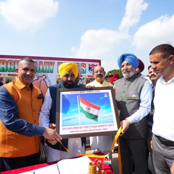ਮੁੱਖ ਮੰਤਰੀ ਭਗਵੰਤ ਸਿੰਘ ਮਾਨ ਨੇ ਕਾਰਗਿਲ ਜੰਗ ਦੇ ਸ਼ਹੀਦਾਂ ਨੂੰ ਦਿੱਤੀ ਸ਼ਰਧਾਂਜਲੀ; ਕਿਹਾ- ਉਨ੍ਹਾਂ ਦੀ ਅਦੁੱਤੀ ਸ਼ਹਾਦਤ ਪੀੜ੍ਹੀਆਂ ਨੂੰ ਪ੍ਰੇਰਿਤ ਕਰਦੀ ਰਹੇਗੀ
