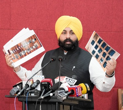 ਪੰਜਾਬ ਪੁਲਿਸ ਵੱਲੋਂ ਨਕਲ ਕਰਵਾਉਣ ਵਾਲੇ ਹਰਿਆਣਾ ਅਧਾਰਤ ਗਿਰੋਹ ਦਾ ਪਰਦਾਫਾਸ਼, ਅਸੀਂ ਕਿਸੇ ਨੂੰ ਸੂਬੇ ਦੀ ਸਿੱਖਿਆ ਪ੍ਰਣਾਲੀ ਨੂੰ ਬਦਨਾਮ ਨਹੀਂ ਕਰਨ ਦੇਵਾਂਗੇ: ਹਰਜੋਤ ਸਿੰਘ ਬੈਂਸ