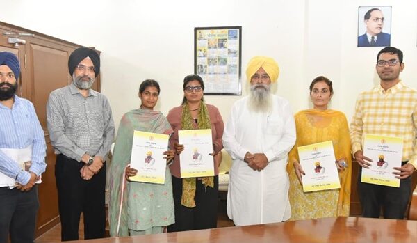 ਗੁਰਮੀਤ ਸਿੰਘ ਖੁੱਡੀਆਂ ਨੇ ਪਸ਼ੂ ਪਾਲਣ ਵਿਭਾਗ ਵਿੱਚ ਚਾਰ ਨਵ-ਨਿਯੁਕਤ ਉਮੀਦਵਾਰਾਂ ਨੂੰ ਸੌਂਪੇ ਨਿਯੁਕਤੀ ਪੱਤਰ