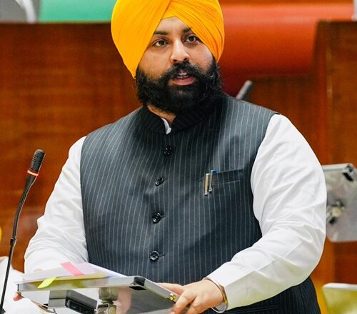 ਸਾਲ 2022 ਵਿੱਚ ਬਿਨਾਂ ਚਾਰਦੀਵਾਰੀ ਤੇ ਫ਼ਰਸ਼ ‘ਤੇ ਬੈਠ ਕੇ ਪੜ੍ਹਨ ਲਈ ਮਜ਼ਬੂਰ ਸਨ 4 ਲੱਖ ਵਿਦਿਆਰਥੀ ਪਰ ਅੱਜ ਦੇਸ਼ ਭਰ ‘ਚੋਂ ਸਕੂਲੀ ਸਿੱਖਿਆ ਵਿੱਚ ਮੋਹਰੀ ਬਣ ਕੇ ਉਭਰਿਆ ਪੰਜਾਬ: ਹਰਜੋਤ ਸਿੰਘ ਬੈਂਸ