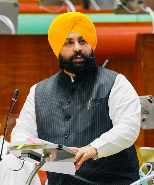 ਸਾਲ 2022 ਵਿੱਚ ਬਿਨਾਂ ਚਾਰਦੀਵਾਰੀ ਤੇ ਫ਼ਰਸ਼ ‘ਤੇ ਬੈਠ ਕੇ ਪੜ੍ਹਨ ਲਈ ਮਜ਼ਬੂਰ ਸਨ 4 ਲੱਖ ਵਿਦਿਆਰਥੀ ਪਰ ਅੱਜ ਦੇਸ਼ ਭਰ ‘ਚੋਂ ਸਕੂਲੀ ਸਿੱਖਿਆ ਵਿੱਚ ਮੋਹਰੀ ਬਣ ਕੇ ਉਭਰਿਆ ਪੰਜਾਬ: ਹਰਜੋਤ ਸਿੰਘ ਬੈਂਸ