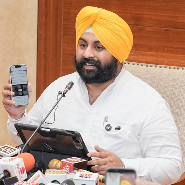 ਭਾਜਪਾ ਨੇ 2018 ਦੀ ਪੁਰਾਣੀ ਵੀਡੀਓ ਨੂੰ ਨਵੀਂ ਦੱਸ ਕੇ ਕੀਤਾ ਪੋਸਟ; ਭਗਵੰਤ ਮਾਨ ਸਰਕਾਰ ਅਧੀਨ ਪਿੰਡ ਜੱਲ੍ਹਾ ਦੇ ਸਰਕਾਰੀ ਸਕੂਲ ਦੀ ਸਮਾਰਟ ਪੈਨਲਾਂ, ਸਾਫ਼-ਸੁਥਰੇ ਪਖਾਨਿਆਂ, ਵਾਈ-ਫਾਈ ਅਤੇ ਪੀਣਯੋਗ ਸਾਫ਼ ਪਾਣੀ ਦੀਆਂ ਸਹੂਲਤਾਂ ਨਾਲ ਪਹਿਲਾਂ ਹੀ ਬਦਲ ਚੁੱਕੀ ਹੈ ਨੁਹਾਰ: ਹਰਜੋਤ ਸਿੰਘ ਬੈਂਸ