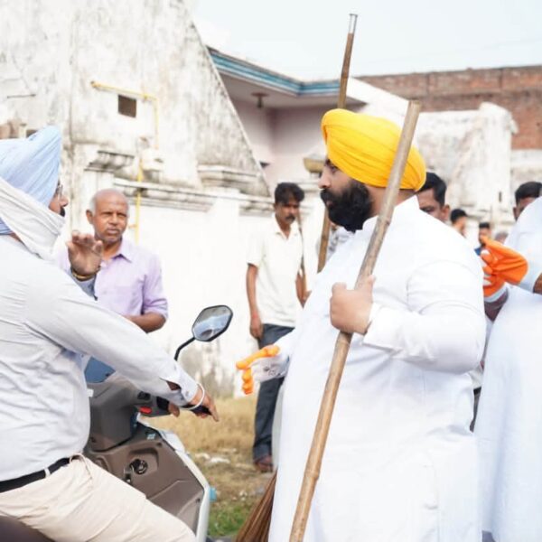ਹਰਜੋਤ ਸਿੰਘ ਬੈਂਸ ਵੱਲੋਂ ਨੰਗਲ ਤੋਂ ਸੂਬੇ ਭਰ ਵਿੱਚ 10 ਰੋਜ਼ਾ ਸਫ਼ਾਈ ਮੁਹਿੰਮ ਦਾ ਆਗਾਜ਼; ਸਫ਼ਾਈ ਸੇਵਕਾਂ, ਕੌਂਸਲਰਾਂ ਅਤੇ ਸ਼ਹਿਰ ਵਾਸੀਆਂ ਨੇ ਵਧ-ਚੜ੍ਹ ਕੇ ਲਿਆ ਹਿੱਸਾ