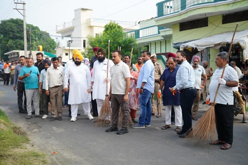 ਮਿਸ਼ਨ ਕਲੀਨ ਪੰਜਾਬ’: ਭਗਵੰਤ ਮਾਨ ਸਰਕਾਰ ਵੱਲੋਂ ਸੂਬਾ ਪੱਧਰੀ ਸਫ਼ਾਈ ਮੁਹਿੰਮ ਦੀ ਸ਼ੁਰੂਆਤ,ਮੰਤਰੀਆਂ, ਵਿਧਾਇਕਾਂ, ਮੇਅਰਾਂ ਅਤੇ ਕੌਂਸਲਰਾਂ ਨੇ ਸੂਬੇ ਭਰ ਵਿੱਚ ਸੰਭਾਲੀ ਕਮਾਨ