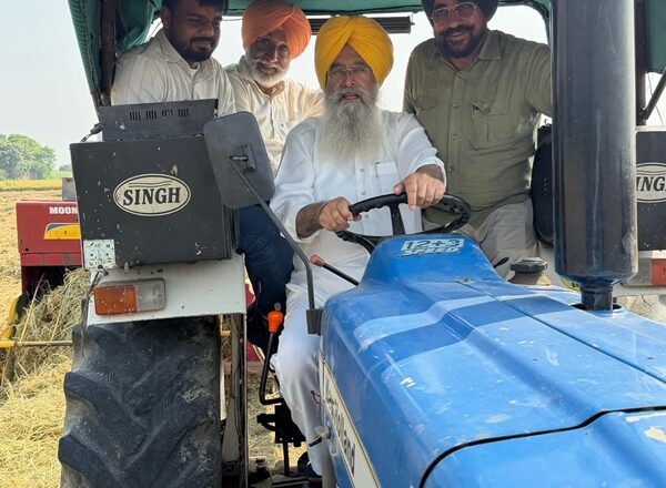 ਗੁਰਮੀਤ ਸਿੰਘ ਖੁੱਡੀਆਂ ਨੇ ਗੁਰਦਾਸਪੁਰ ਦੇ ਖੇਤਾਂ ਵਿੱਚ ਪਰਾਲੀ ਦੀਆਂ ਗੱਠਾਂ ਬਣਾ ਕੇ ਪੰਜਾਬ ਦੇ ਕਿਸਾਨਾਂ ਨੂੰ ਪਰਾਲੀ ਨਾ ਸਾੜਨ ਦੀ ਕੀਤੀ ਅਪੀਲ