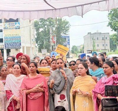 ਅਕਾਲੀ ਦਲ ਦੇ ਦਫ਼ਤਰ ਵਿੱਚ ਬਜ਼ੁਰਗ ਦਲਿਤ ਔਰਤ ਨਾਲ ਕੁੱਟਮਾਰ ਖ਼ਿਲਾਫ਼ ਆਪ ਮਹਿਲਾ ਵਿੰਗ ਵੱਲੋਂ ਸਮਰਾਲਾ ‘ਚ ਭਾਰੀ ਰੋਸ ਪ੍ਰਦਰਸ਼ਨ