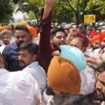 ਚੋਣਾਂ ਤੋਂ ਪਹਿਲਾਂ ਈਡੀ ਦੇ ਛਾਪਿਆਂ ਵਿਰੁੱਧ ‘ਆਪ’ ਆਗੂਆਂ ਤੇ ਵਰਕਰਾਂ ਦਾ ਪ੍ਰਦਰਸ਼ਨ, ਈਡੀ ਦੀ ਟੀਮ ਦਾ ਘੇਰਾਓ ਕਰ ਕੇ ਬੀਜੇਪੀ ਦੀ ਕੇਂਦਰ ਸਰਕਾਰ ਖ਼ਿਲਾਫ਼ ਕੀਤੀ ਨਾਅਰੇਬਾਜ਼ੀ