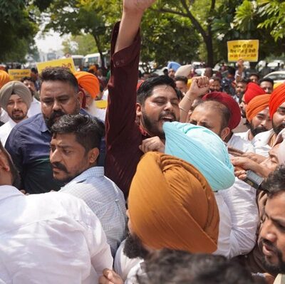 ਚੋਣਾਂ ਤੋਂ ਪਹਿਲਾਂ ਈਡੀ ਦੇ ਛਾਪਿਆਂ ਵਿਰੁੱਧ ‘ਆਪ’ ਆਗੂਆਂ ਤੇ ਵਰਕਰਾਂ ਦਾ ਪ੍ਰਦਰਸ਼ਨ, ਈਡੀ ਦੀ ਟੀਮ ਦਾ ਘੇਰਾਓ ਕਰ ਕੇ ਬੀਜੇਪੀ ਦੀ ਕੇਂਦਰ ਸਰਕਾਰ ਖ਼ਿਲਾਫ਼ ਕੀਤੀ ਨਾਅਰੇਬਾਜ਼ੀ