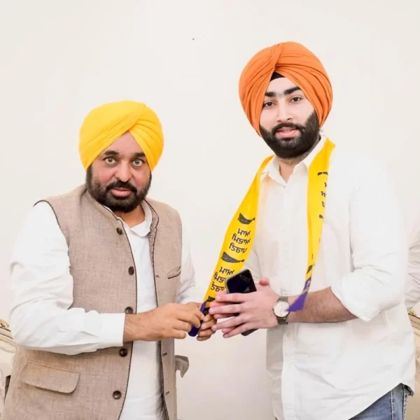 ਮੁੱਖ ਮੰਤਰੀ ਭਗਵੰਤ ਮਾਨ ਨੇ ਸਾਬਕਾ ਵਿਧਾਇਕ ਰਵਿੰਦਰ ਸਿੰਘ ਬ੍ਰਹਮਪੁਰਾ ਅਤੇ ਉਨ੍ਹਾਂ ਦੇ ਸਮਰਥਕਾਂ ਦਾ ਆਪ ਵਿੱਚ ਕੀਤਾ ਸਵਾਗਤ