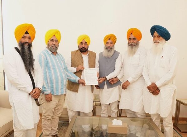 ਐਸ.ਆਈ.ਟੀ. ਜਾਂਚ ਦੀ ਮੰਗ ਨੂੰ ਲੈ ਕੇ ਸ਼੍ਰੋਮਣੀ ਅਕਾਲੀ ਦਲ (ਪੁਨਰ ਸੁਰਜੀਤ) ਦੇ ਵਫ਼ਦ ਨੇ ਮੁੱਖ ਮੰਤਰੀ ਭਗਵੰਤ ਸਿੰਘ ਮਾਨ ਨਾਲ ਕੀਤੀ ਮੁਲਾਕਾਤ
