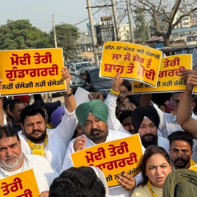 ਸੀ ਬੀ ਆਈ ਦੀ ਰੇਡ ਵਿਰੁੱਧ ‘ਆਪ’ ਲੀਡਰਸ਼ਿਪ ਵੱਲੋਂ ਬੀ ਜੇ ਪੀ ਦਫ਼ਤਰ ਅੱਗੇ ਤਿੱਖਾ ਵਿਰੋਧ ਪ੍ਰਦਰਸ਼ਨ