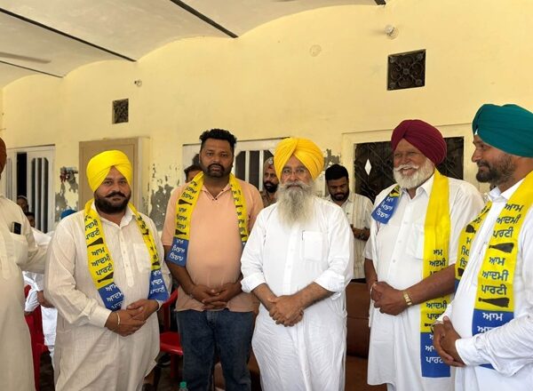 ਅਕਾਲੀ ਦਲ ਨੂੰ ਲੰਬੀ ਹਲਕੇ ਵਿੱਚ ਇੱਕ ਹੋਰ ਝਟਕਾ, ਟਕਸਾਲੀ ਅਕਾਲੀ ਆਗੂਆਂ ਸਮੇਤ ਅੱਧਾ ਦਰਜਨ ਪਰਿਵਾਰ ‘ਆਪ’ ਵਿੱਚ ਸ਼ਾਮਲ