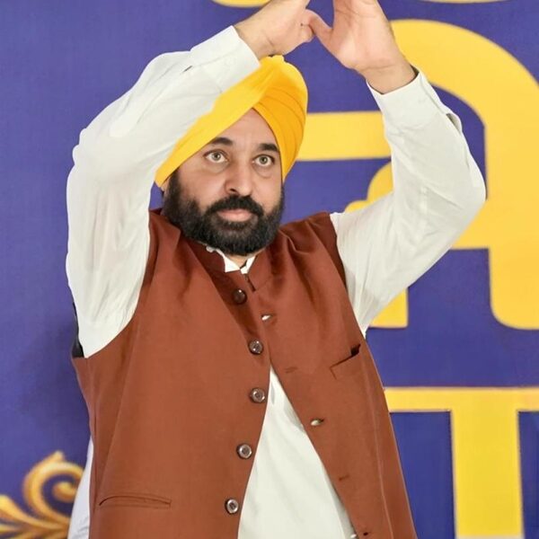 ਮੁੱਖ ਮੰਤਰੀ ਭਗਵੰਤ ਸਿੰਘ ਮਾਨ ਨੇ ‘ਲਾਲ ਲਕੀਰ’ ਅੰਦਰ ਬਣੇ ਮਕਾਨਾਂ ਦੇ ਮਾਲਕਾਨਾ ਹੱਕ ਦਿੱਤੇ; ਦਹਾਕਿਆਂ ਦੀ ਉਡੀਕ ਖ਼ਤਮ ਹੋਈ