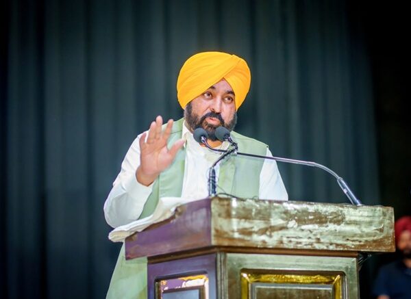 ਮੁੱਖ ਮੰਤਰੀ ਭਗਵੰਤ ਸਿੰਘ ਮਾਨ ਦਾ ਅਮਿਤ ਸ਼ਾਹ ਨੂੰ ਜਵਾਬ: ਪੰਜਾਬ ‘ਤੇ ਦੋਸ਼ ਲਾਉਣ ਅਤੇ ਆਪਣੇ ‘ਚਮਚਿਆਂ’ ਦੇ ਲਿਖੇ ਟਵੀਟ ਕਾਪੀ-ਪੇਸਟ ਕਰਨ ਦੀ ਬਜਾਏ ਗੁਜਰਾਤ ਦੀ ਕਾਂਡਲਾ ਬੰਦਰਗਾਹ ‘ਤੇ ਫੜ੍ਹੀ ਗਈ 3,000 ਕਿੱਲੋ ਹੈਰੋਇਨ ਦਾ ਜਵਾਬ ਦਿਓ